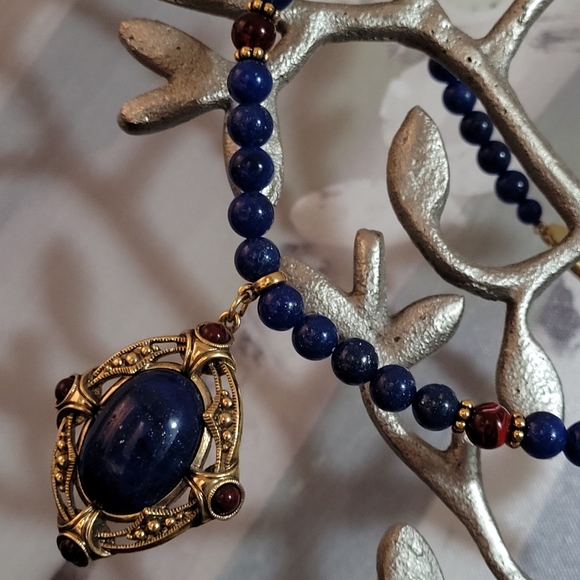1928 Blue & Red Beaded Necklace Antiqued Gold-tone Sparkling Faux Lapis Pendant - Picture 8 of 15